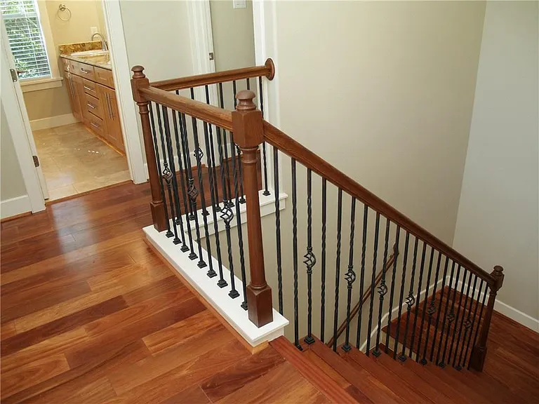 303 Zennia St — Photo 5