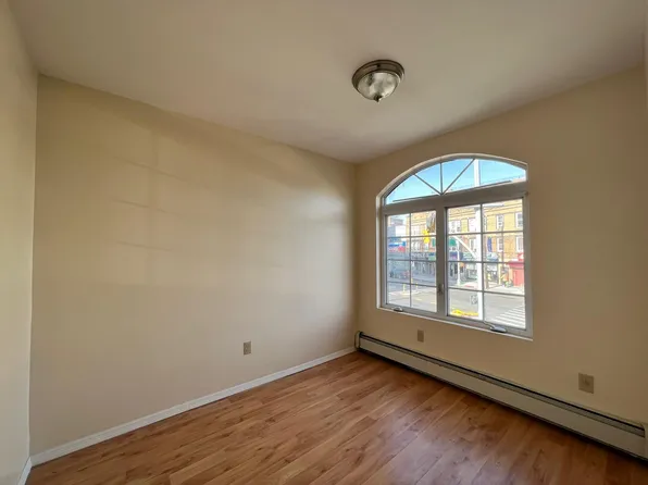176-10 Jamaica Ave, Jamaica, NY 11433