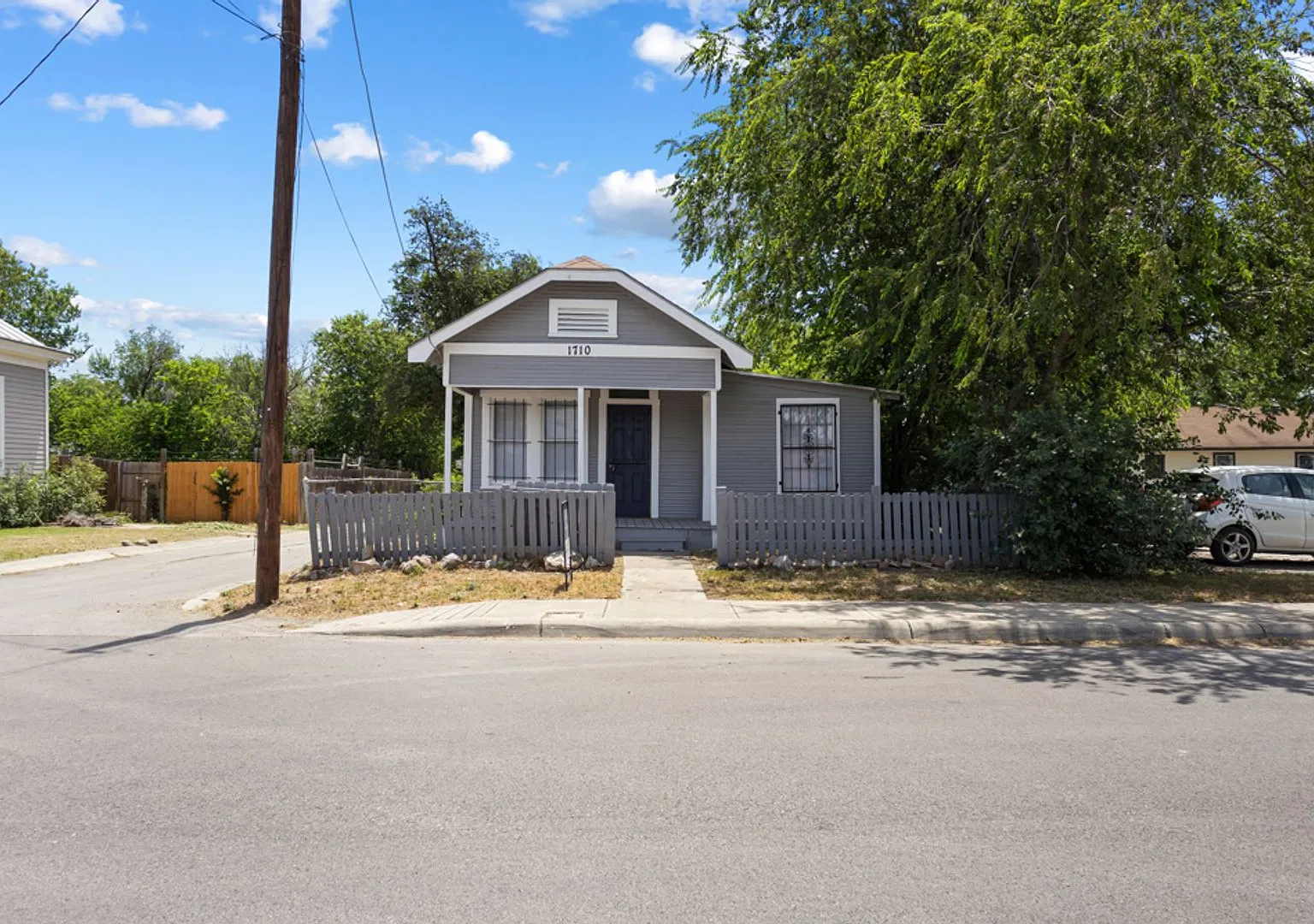 2 Bedroom/1 Bath Woodlawn Subdivision — Photo 2