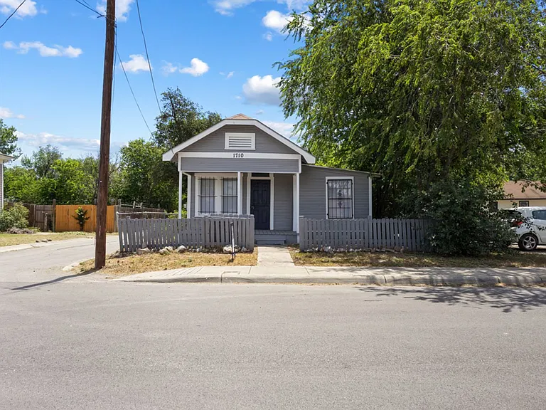 1710 N Navidad St — Photo 2