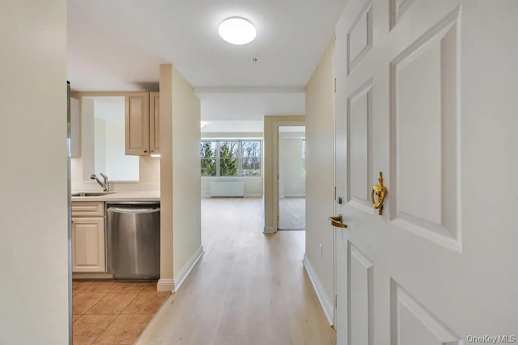 1 bed, 1.0 bath, 734 sqft, $6,460 — Photo 1