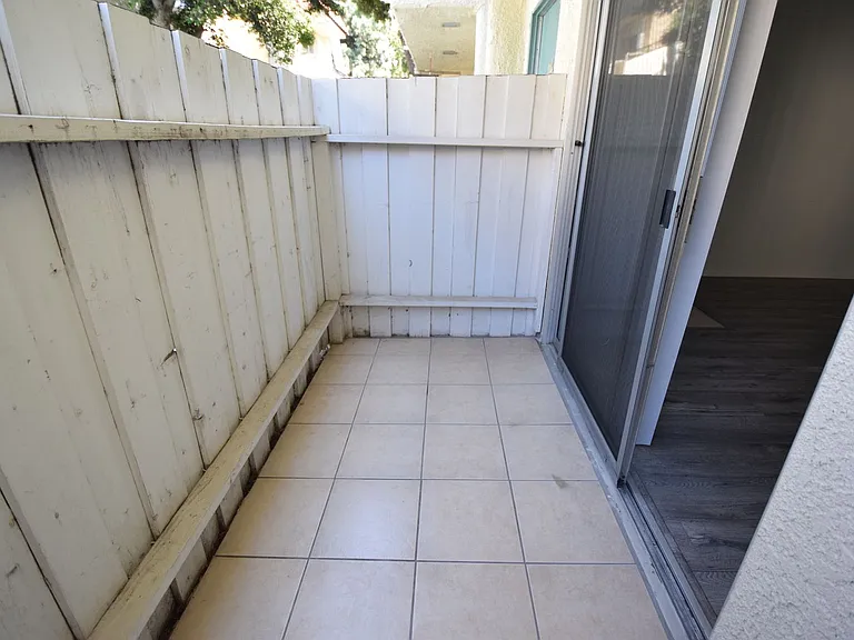 6115 Whitsett Ave — Photo 10