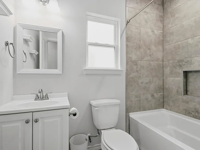 16902 Balmoral — Photo 12