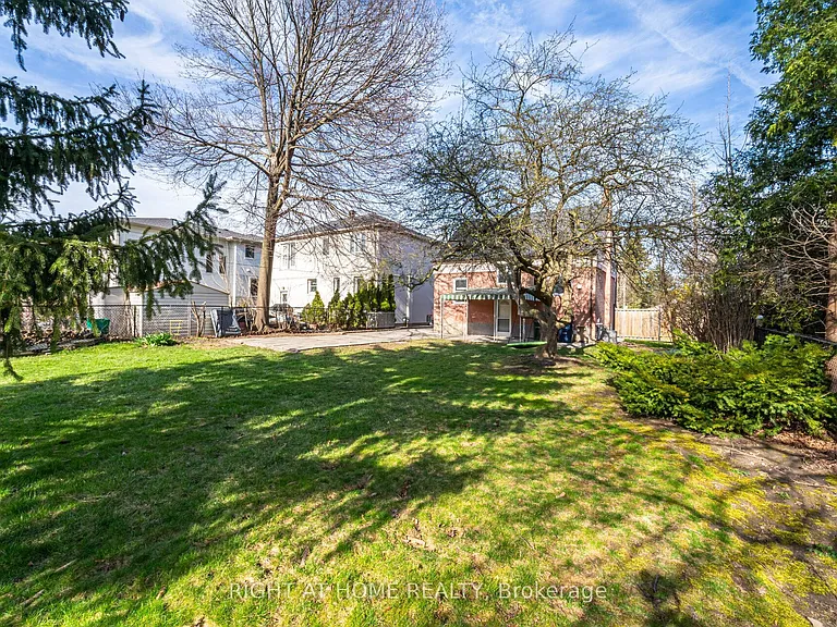 154 Martin Grove Rd — Photo 35