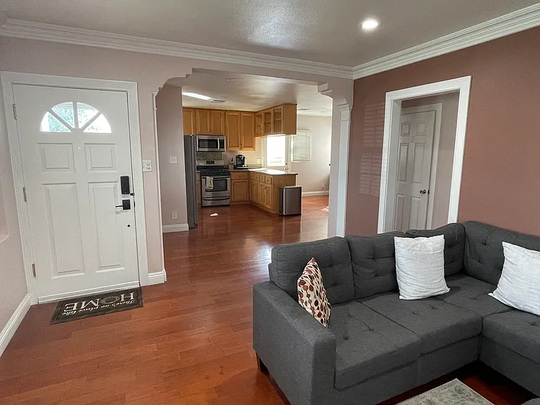 2019 N Maple St — Photo 7