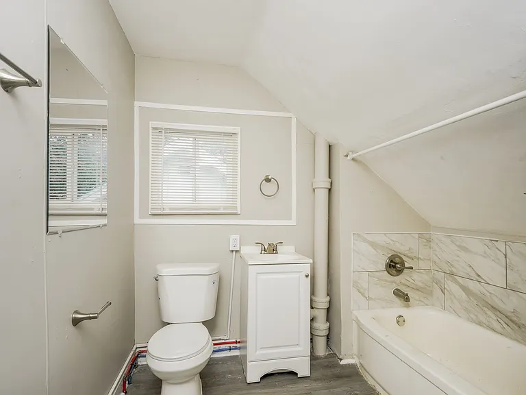 1474994_025_main_bathroom_12892253.jpg
