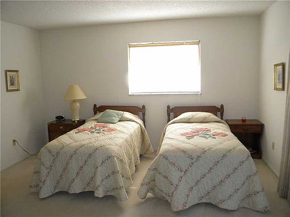 5th image of 2 Vista Palm Ln
