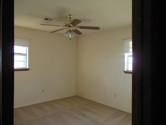 5th image of 303 NW Parkwood Pl