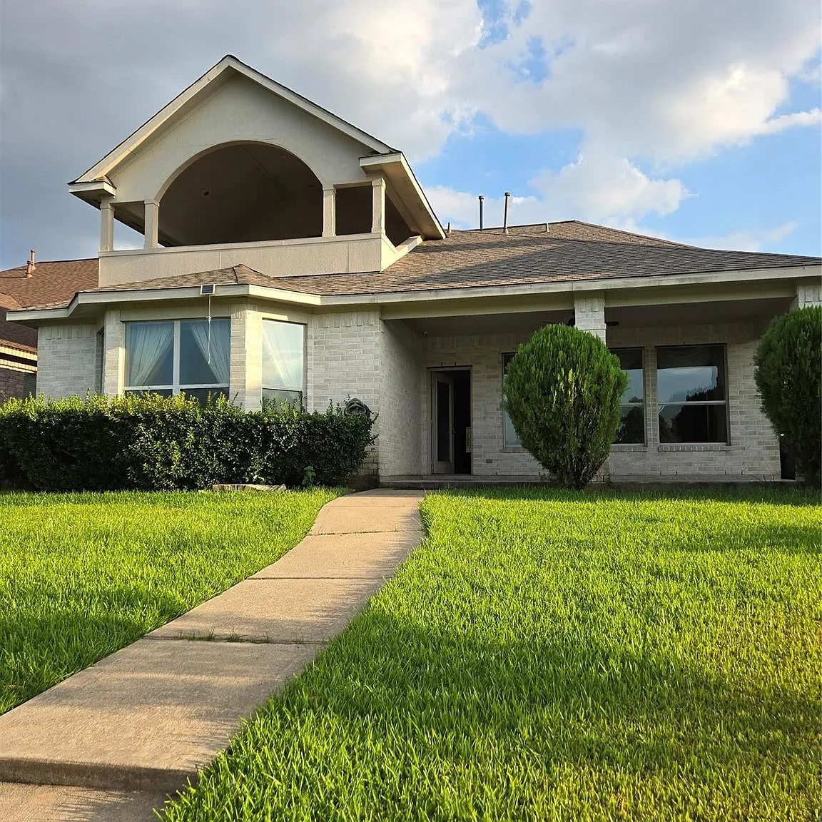 5 bed, 3.5 bath, 3051 sqft, $3,350 — Photo 2