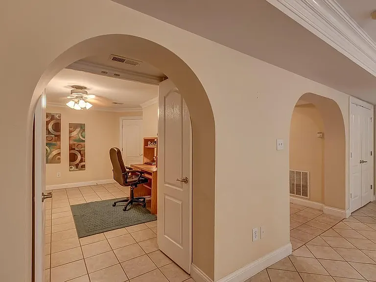 909 Village Green Ave — Photo 28