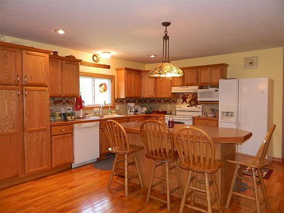 2nd image of 831 Morris Ave
