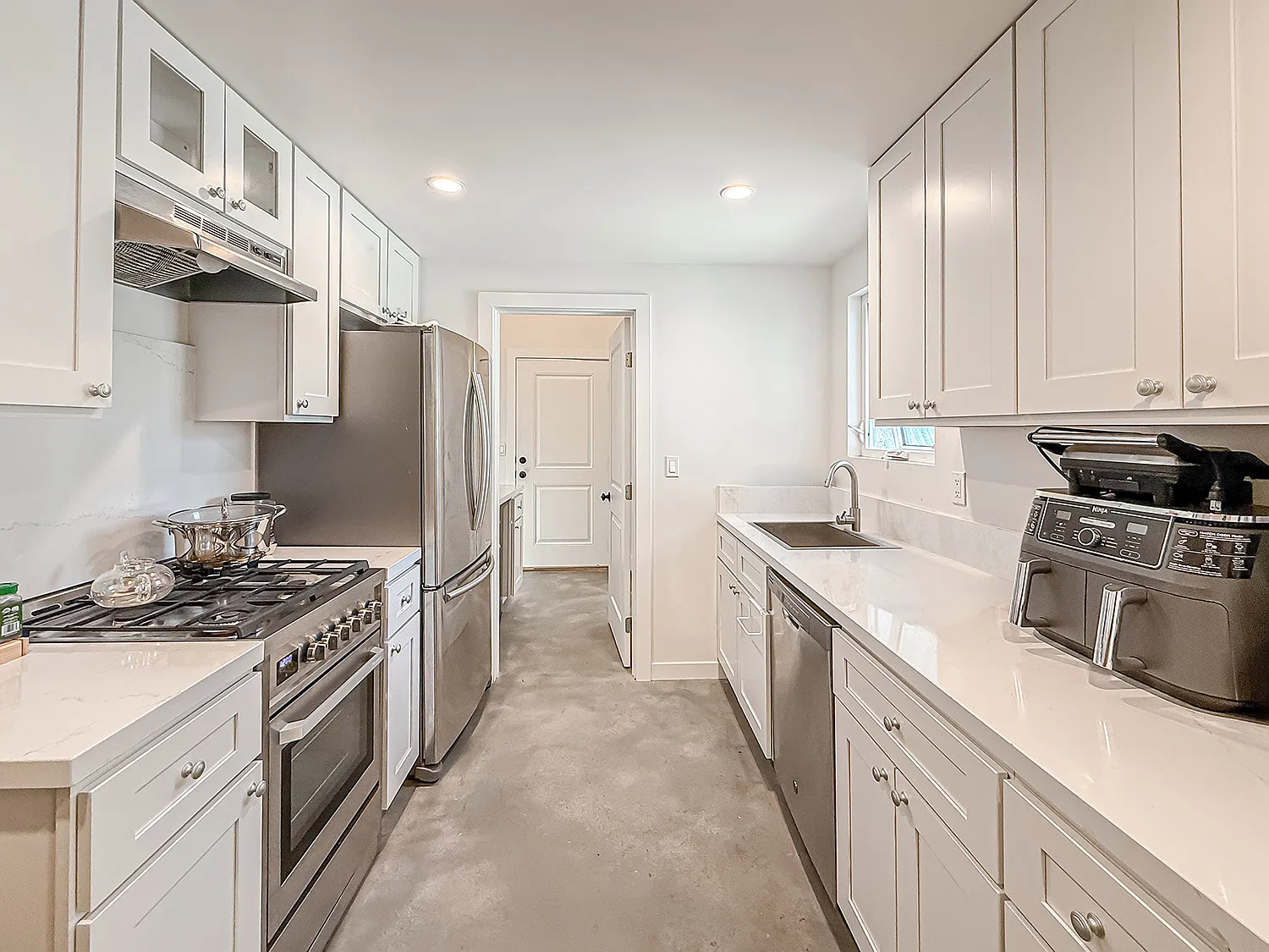 2 bed, 753 sqft, $3,000 — Photo 2