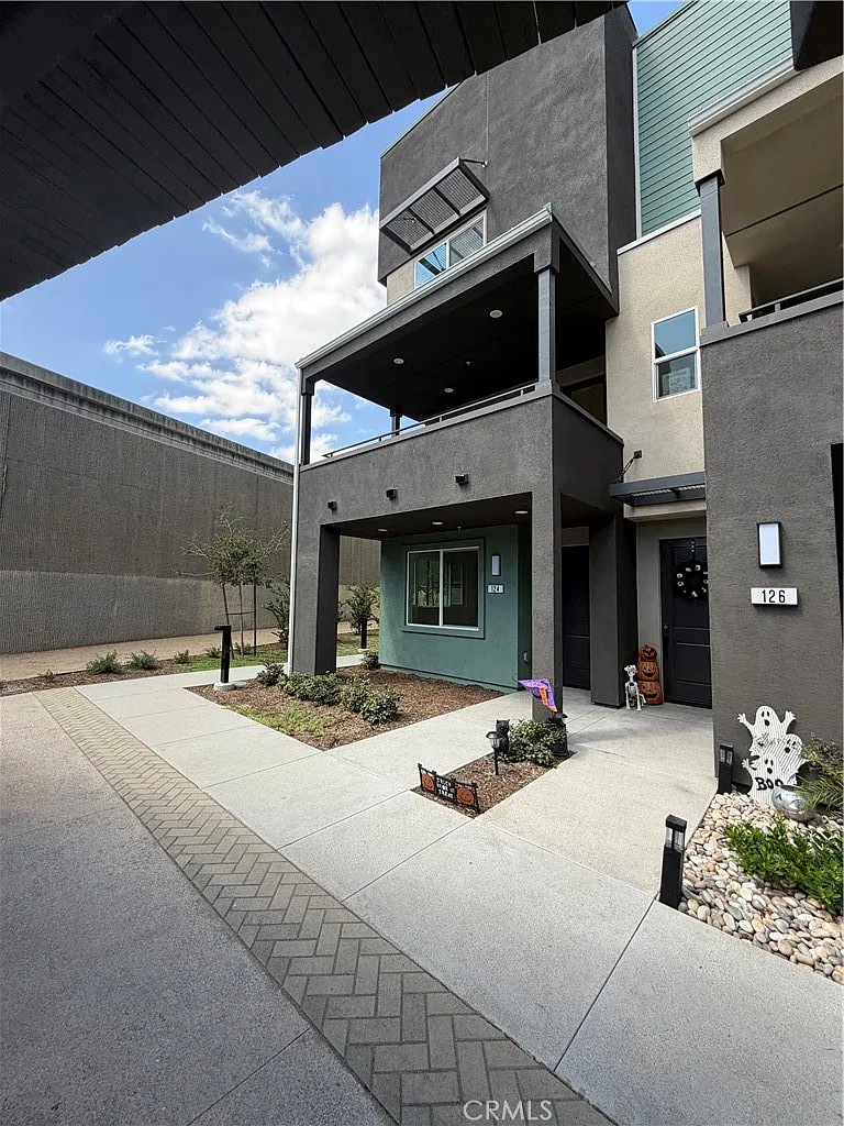 4 bed, 1642 sqft, $4,500 — Photo 1
