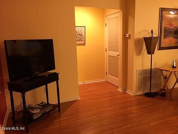 Beautiful laminate floors throughout