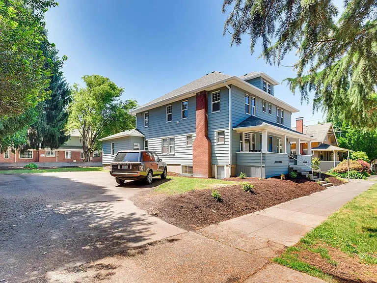 2104 NE Flanders St — Photo 8