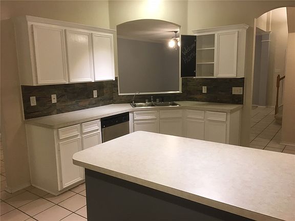4th image of 220 W Iowa Dr
