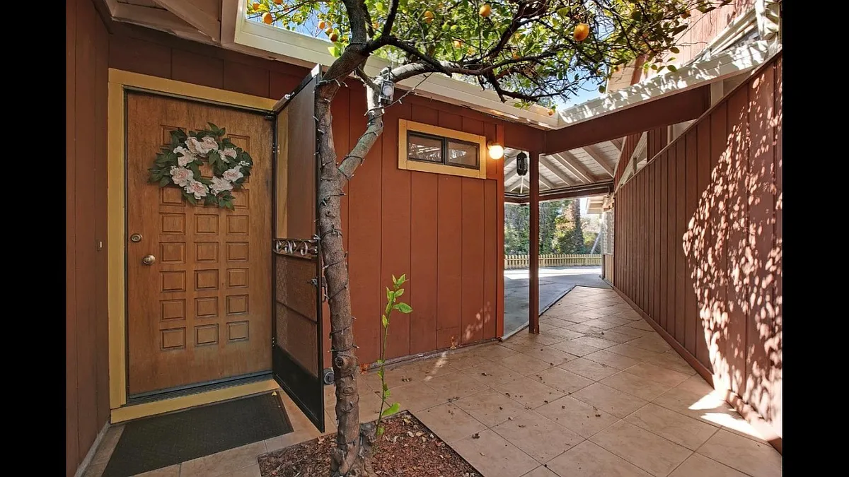 Entryway - 1029 Santa Monica Ct