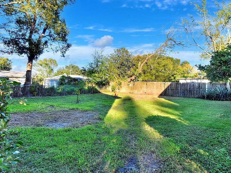 1860 Avenue Q SW — Photo 16