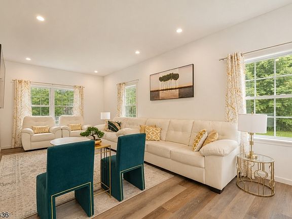 4th image of 158 Woodland Ave