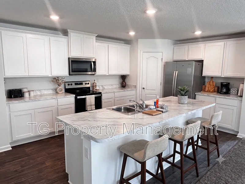 4 bed, 2.0 bath, 2160 sqft, $2,290 — Photo 1