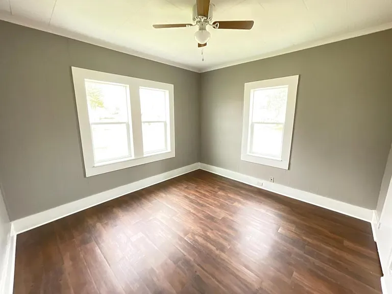110 S Laurel St — Photo 9