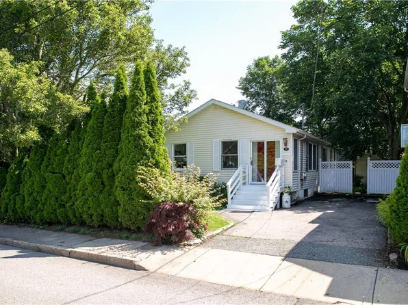17 Halsey St, Newport, RI 02840