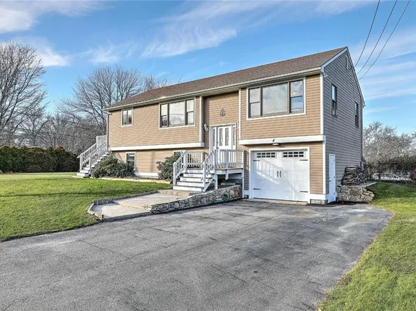 4 Wayne St, Narragansett, RI 02882