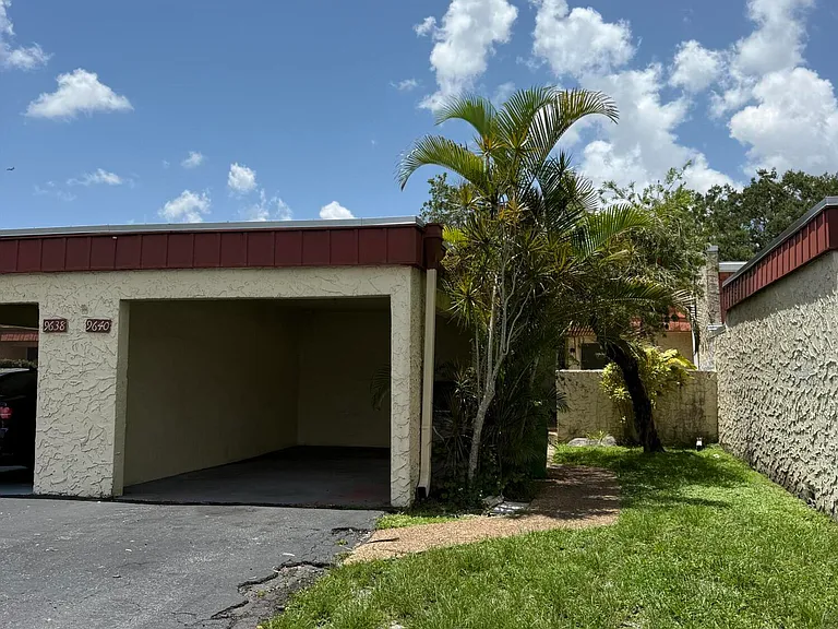 9640 NW 65th St #D10 — Photo 25