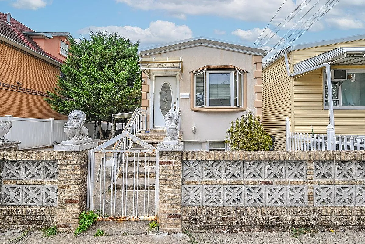 472 Lake St photo 1