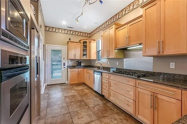 3 bed, 2.5 bath, 2005 sqft, $2,800 — Photo 4