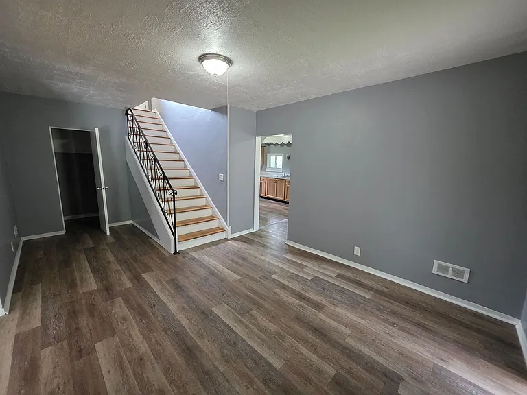 327 Glenwood Ave — Photo 4