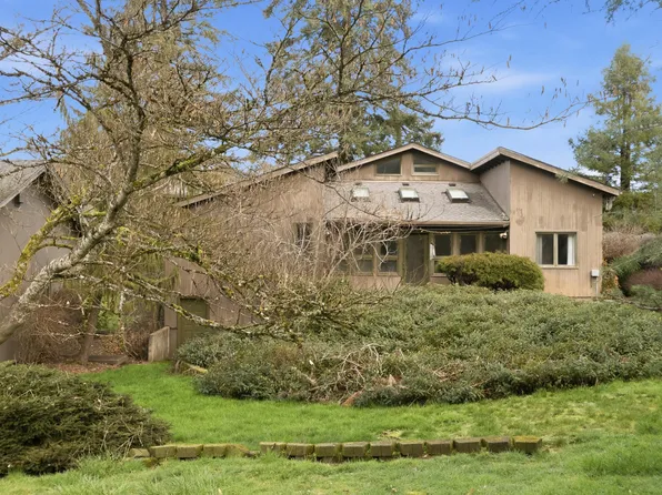 52300 SW South Rd, Gaston, OR 97119