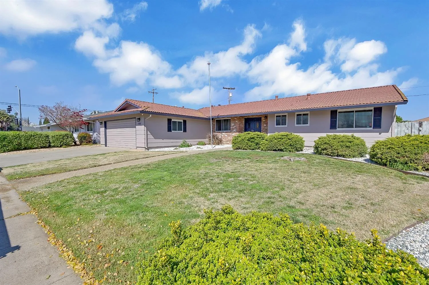1581 Queens Ave photo 1