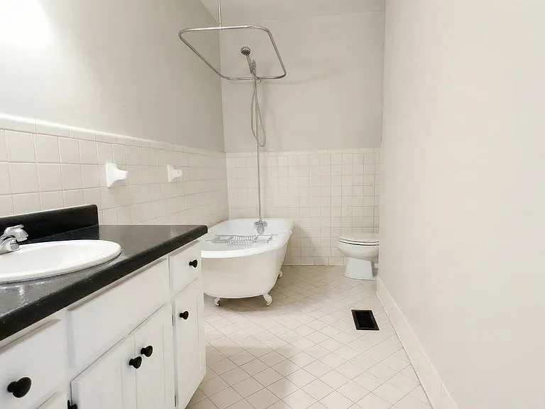 402 Laurel St — Photo 16