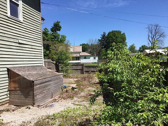 4th image of 901 E Gambier St