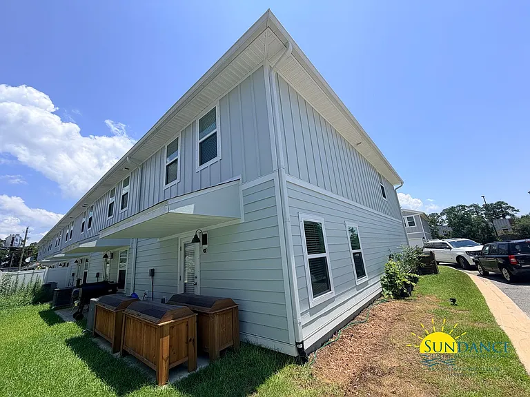 1015 McLaren Cir — Photo 24