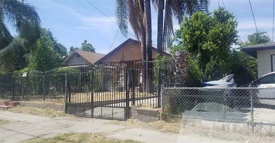 1st image of 930 W 10th St