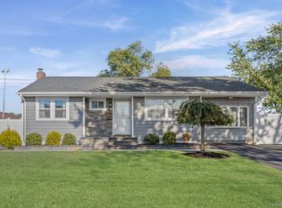 375 Oakland Ave, Central Islip, NY 11722