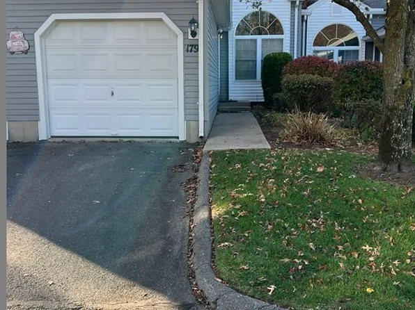 179 Brookfield Ln, Agawam, MA 01001