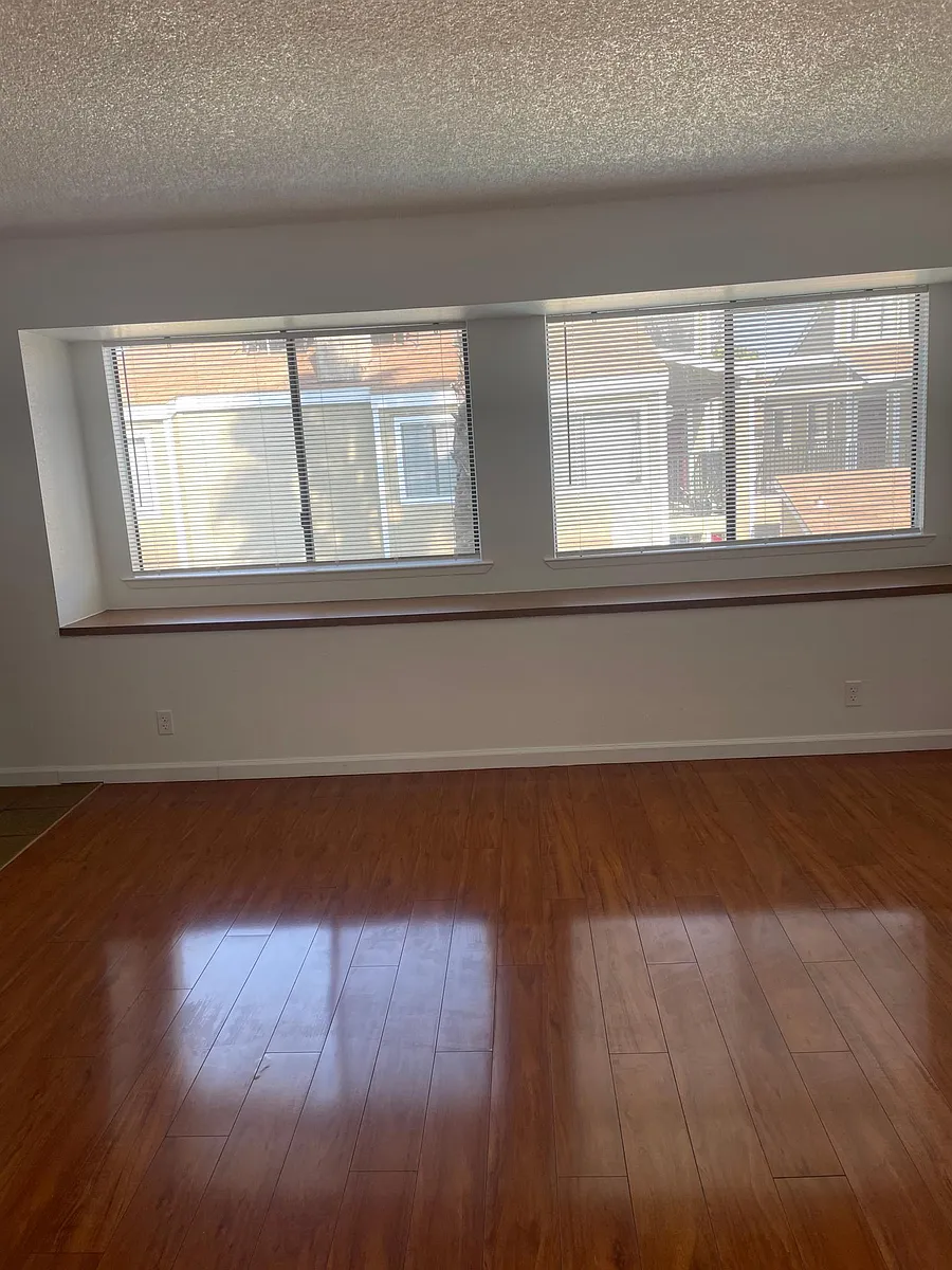 Building Photo - 241 W Tulare Ave #C