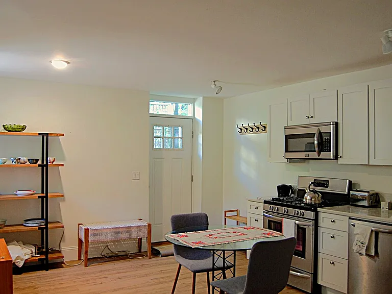 77 Norfolk St #R — Photo 6