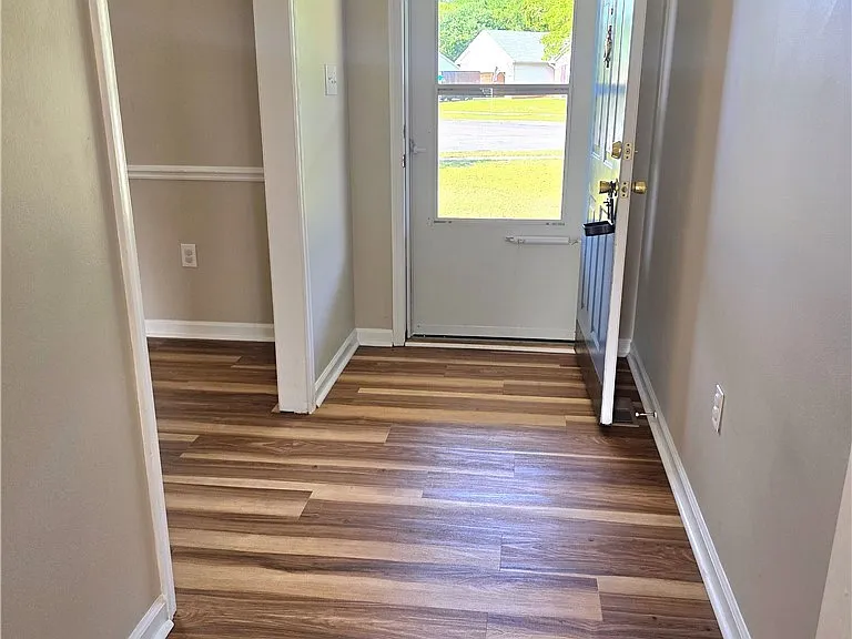 108 Laura Ln — Photo 4
