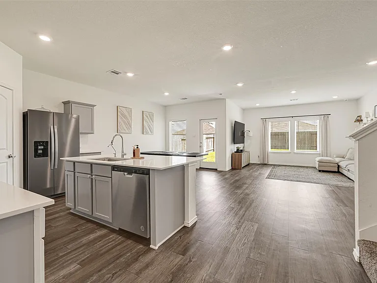 15247 Mayflower St — Photo 5