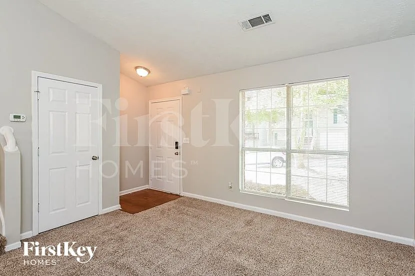 3 bed, 2.5 bath, 1386 sqft, $2,045 — Photo 3