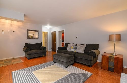 3rd image of 2530 Gladstone Ave