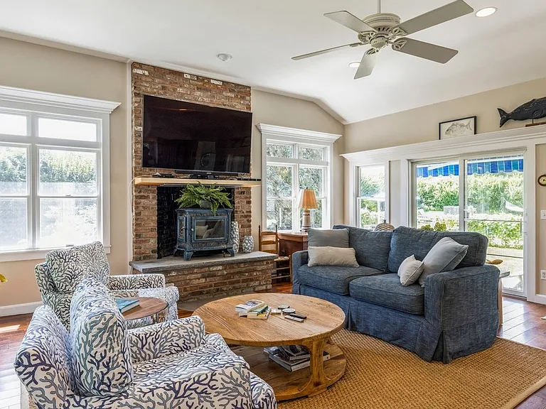 24 N Harbor Dr — Photo 7