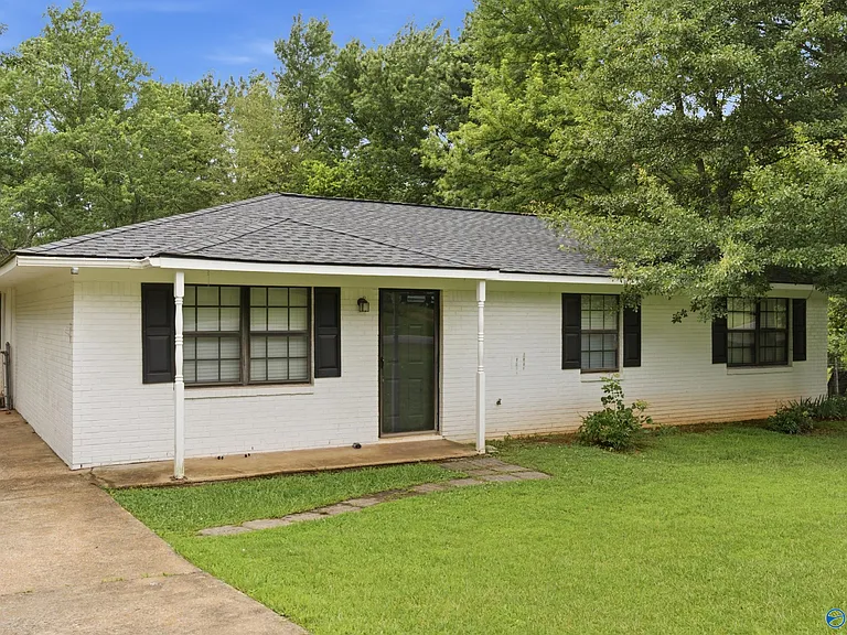102 Greenwood Cir — Photo 2