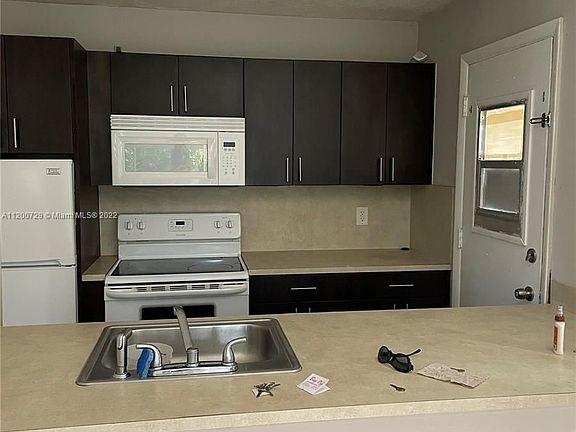 4th image of 2040 NE 170th St APT 10