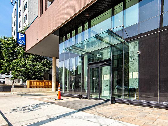 2nd image of 285 Dufferin St #303