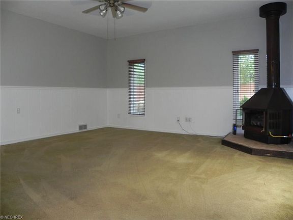 3rd image of 195 Oakwood Dr